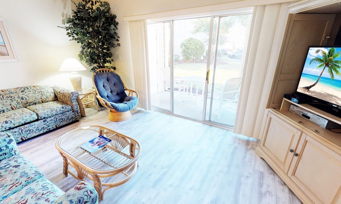 Little River Condo | Family-Friendly Golf Villa in Little River with Pool & Breakfast