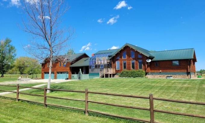Warmsprings House | Golfcourse Getaway - Relaxing Log Home with Spa & Breakfast