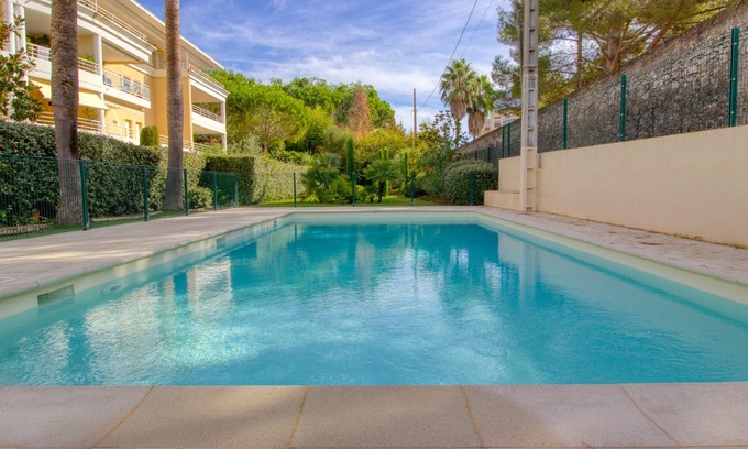 Golfe Juan Condo | Golfe Juan Retreat: Pool, Ocean View & Private Parking