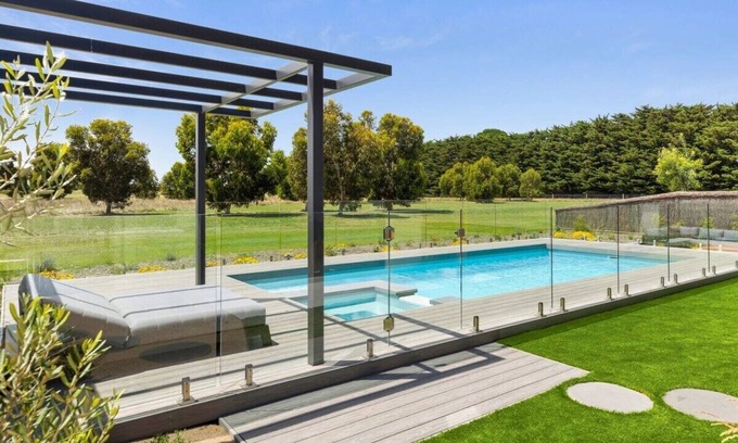 Connewarre House | Golfer's Haven: Oceanfront Retreat with Pool & Breakfast