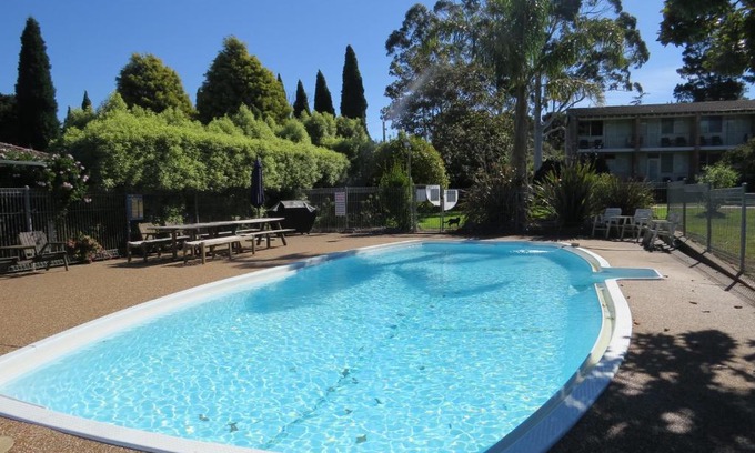 Bowral Cabin | Golfview Lodge: Family-Friendly Retreat with Pool & Breakfast