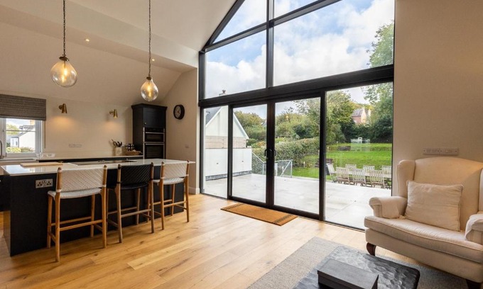 Newport House | Golwg y Lan - Coastal Retreat for 10 with Pet-Friendly Perks