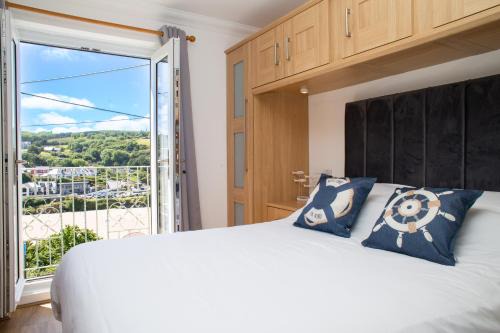 Aberporth House | Sea View Retreat: Family and Pet Friendly Getaway