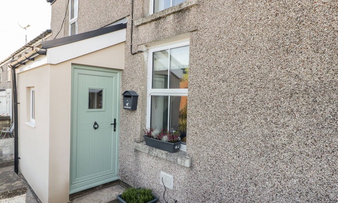 Porth Cottage | Pet-Friendly GOLYGFA BRYN with Garden in Gilfach Goch