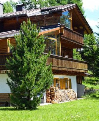 Lienz Ski Chalet | Gomig Hütte: Pet-Friendly Retreat with High Guest Ratings