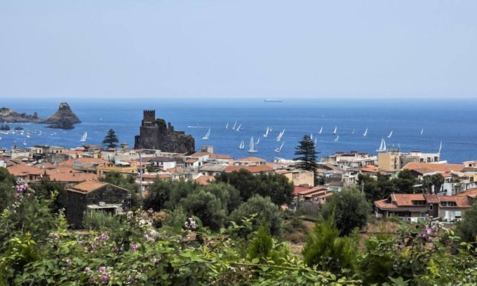 Aci Trezza Apartment | Gondar Studio: Oceanfront Getaway with Spa and Kitchen