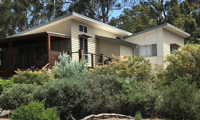 South Durras House | Coastal Retreat: Family-Friendly Getaway with Spa & Pool