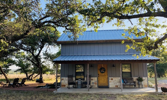 Fredericksburg Cabin | Escape to Gone West Ranch Cabin with Spa & Kitchen