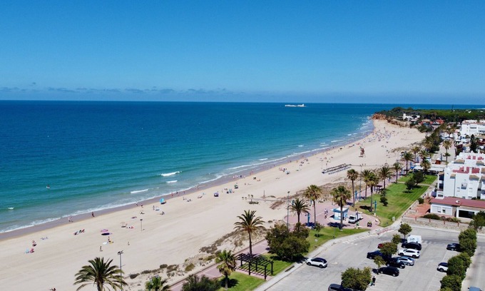 Chiclana de la Frontera Apartment | Gonzest Apartment: Oceanfront Bliss with Top Amenities