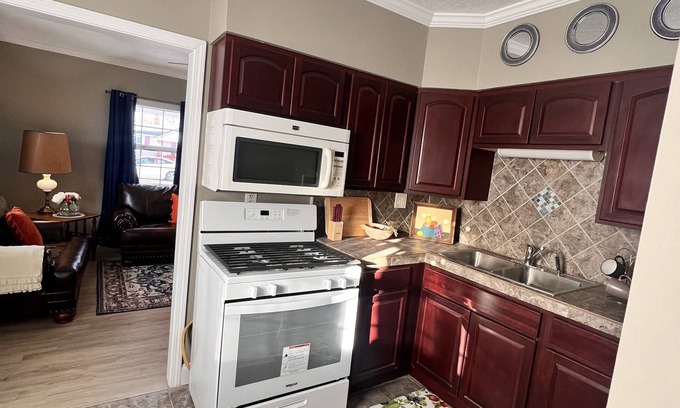Kokomo House | Cozy Retreat: Clean, Convenient Stay with Breakfast Included