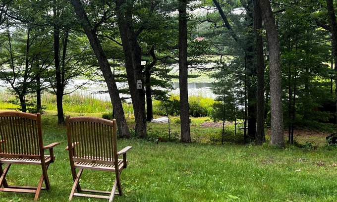 Hale Cottage | Discover the Yellow Friendship House: Rated 9.2/10 & Pet-Friendly