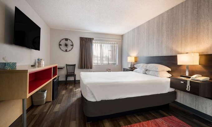 Ontario Hotel | Budget-Friendly Hotel with Indoor Pool & Free Breakfast