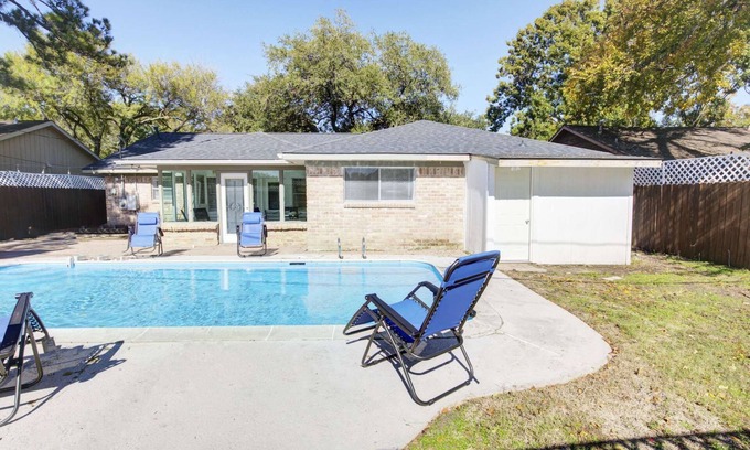 Spring Branch Central House | Relaxing 4 Bedroom Retreat with Pool in Prime Location