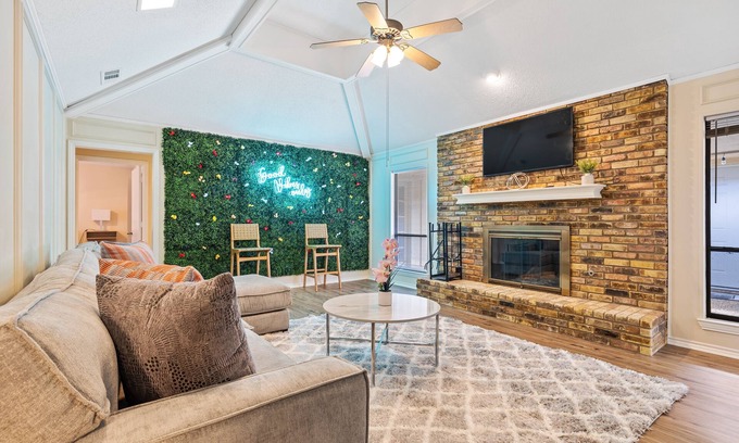 Allen House | Good Vibes Casa: Family-Friendly with Game Room & Yard