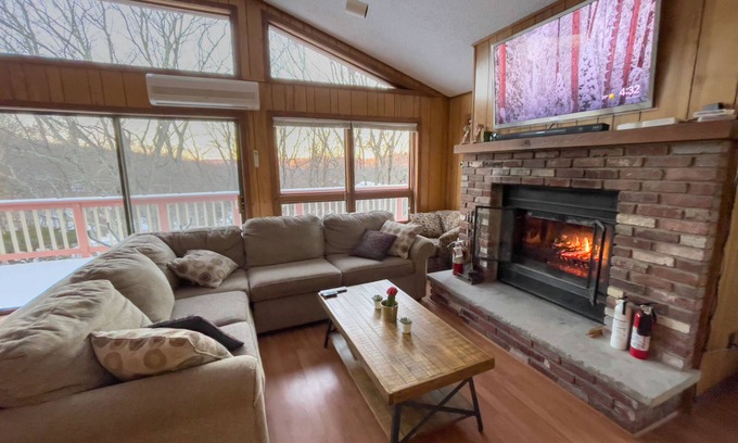 Bushkill Ski Chalet | Relaxing Chalet with Hot Tub & Sauna in Saw Creek Community