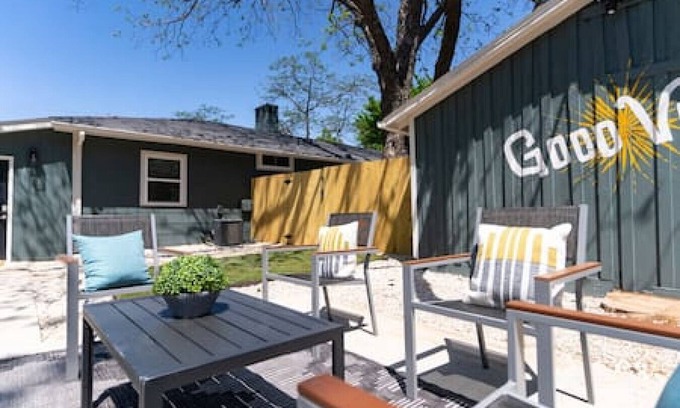 Central Arlington House | Good Vibes Getaway | Pet-Friendly Near Six Flags & TX Live