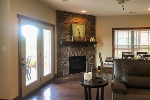 Andersonville Apartment | Vibrant Vibes Getaway: Top Rated Family-Friendly Retreat