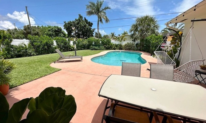 Melaleuca Gardens House | Relax at Good Vibes House with Private Pool & Kitchen