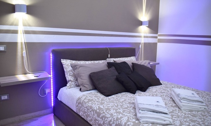Pisa Apartment | Vibrant Pisa Double Room with Kitchen & Breakfast Included