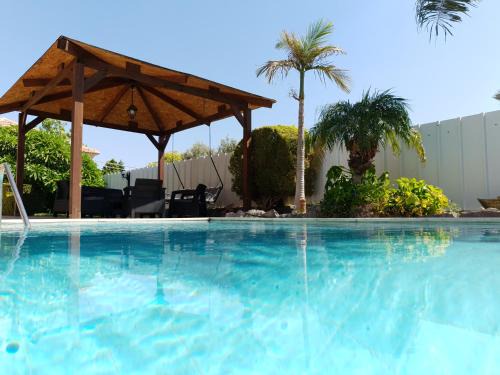 Emek HaMaayanot Cabin | Cozy Stay at Good Zimmer with Love & Oceanfront Views