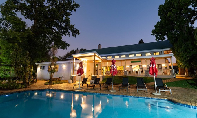 Cathkin Park Cabin | Tranquil Gooderson Monks Cowl Golf Resort with Spa & Pool