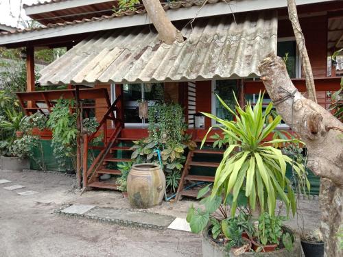 Ko Mook Bed & Breakfast | Guest Rated 10/10 at Goodluck Village House, Pet & Child Friendly