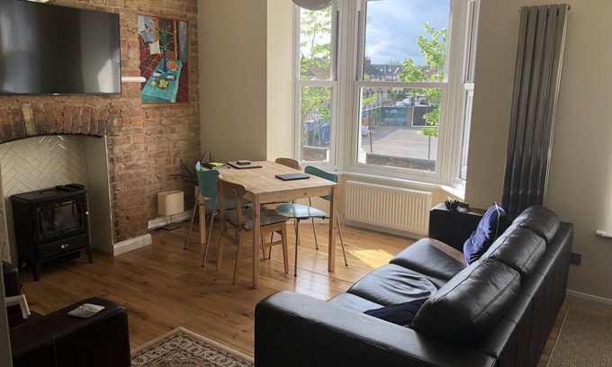Askew Apartment | Elegant Apartment with Private Garden & Free Parking