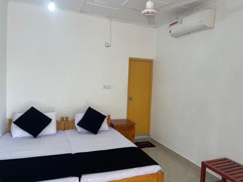 Nilaveli House | Gopalapuram Guest House: Oceanfront Retreat with Breakfast