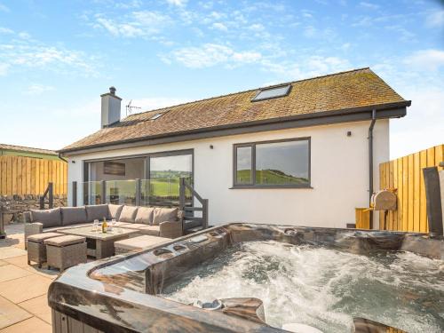 Llandanwg House | Goppa: Family-Friendly Stay with Hot Tub & Pet Amenities