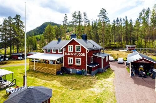 Mora Bed & Breakfast | Discover Gopshusgården: Family-Friendly Stay with Hot Tub