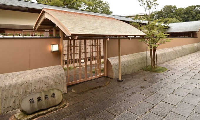 Gora House | Elegant Gora Kadan: Guest Rated 9.6 with Pool & Spa