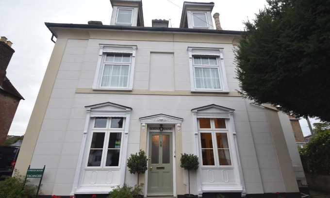 Wimborne Bed & Breakfast | Gordon House: Pet-Friendly Getaway with a 9.4 Rating