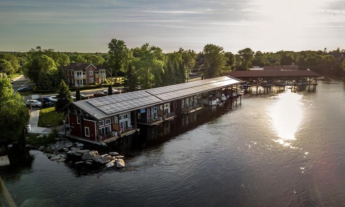 Bobcaygeon House | Experience Gordon's Bobcaygeon: Pet-Friendly Getaway