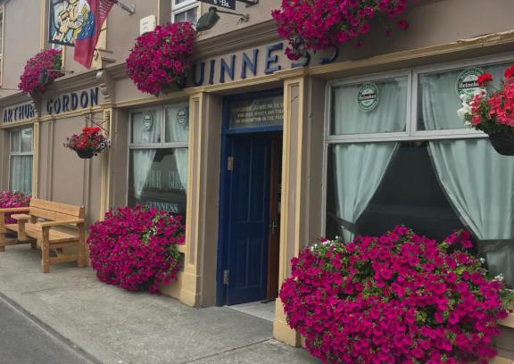 Tynagh Bed & Breakfast | Discover Gordon's Guesthouse: Family-Friendly with Hot Tub