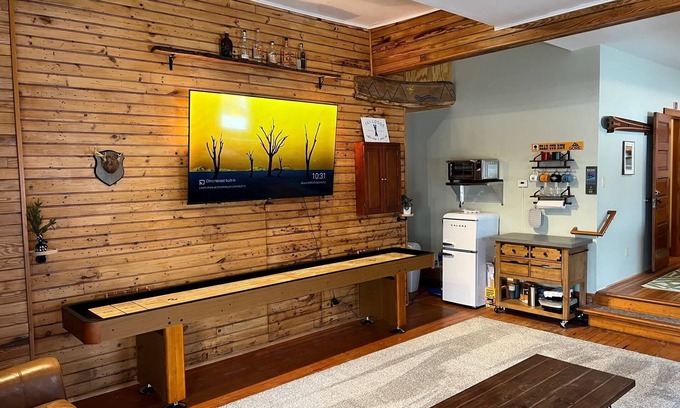 North Creek House | Prime Location Retreat with Pool - Guest Rated 10/10