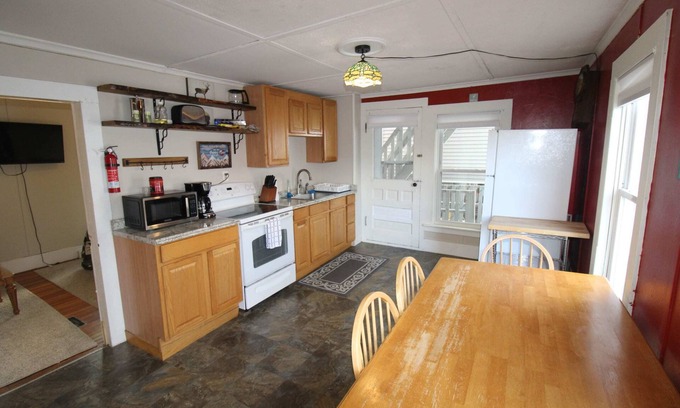 North Creek Apartment | Spacious 4-Bedroom Apartment in Prime ASR Main St Location