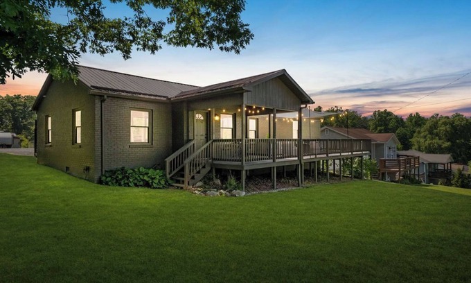 Lansing House | Gorge BasecampFirepitDeck Near AOTG