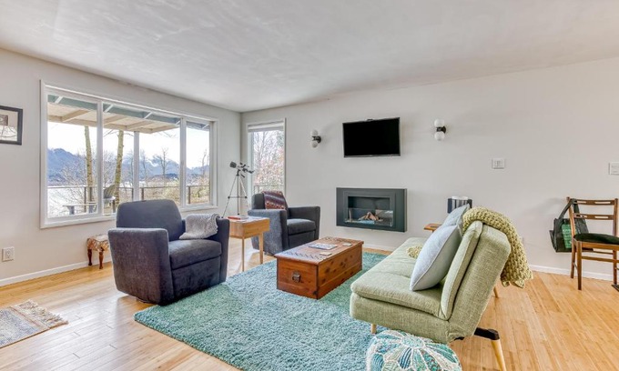 Stevenson House | Gorge View: Family-Friendly Retreat with Top Guest Ratings
