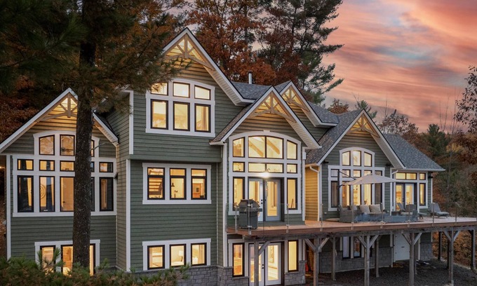 Utterson Cottage | Tranquil 8-Bed Cottage: Lake Views & Poolside Serenity!