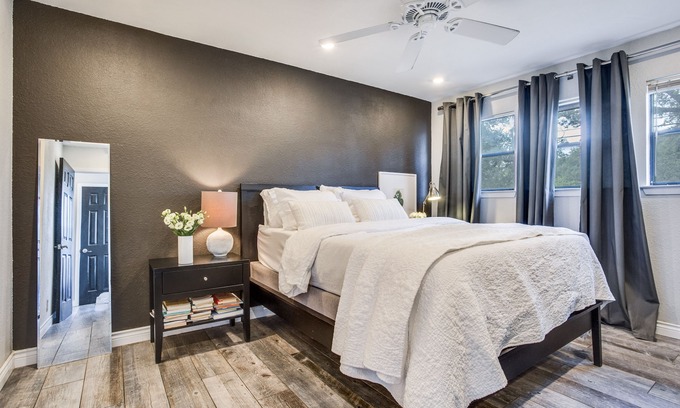 East Oak Hill House | Ideal 1 Bedroom Home Near Downtown with Family-Friendly Amenities