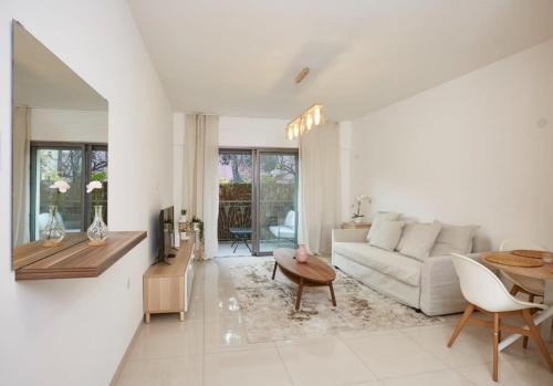 Mea She'arim Apartment | Comfortable 1 Bedroom at Shirat Haneviim - Guest Rated 9/10