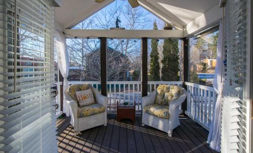 Upward House | Gorgeous 1BR Tiny Home with Pool and Bocce