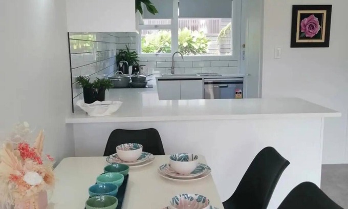 Takapuna House | Stylish 2 Bedroom Retreat with Ocean View in Takapuna