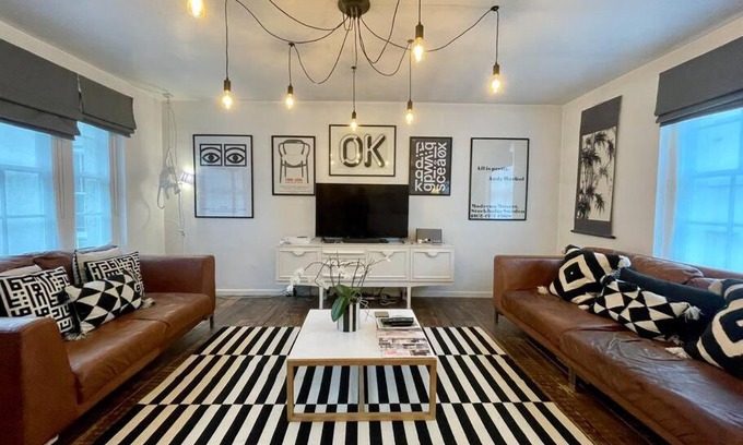 Saint Paul's Apartment | Stylish 2 Bedroom Apartment Near Cabot Circus with Breakfast