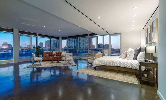 Uptown Apartment | Beautiful 2 Bedroom Penthouse in Uptown's Top Location