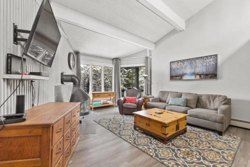 Peak 8 House | Inviting 2BR Home Close to Skiing with Family-Friendly Amenities
