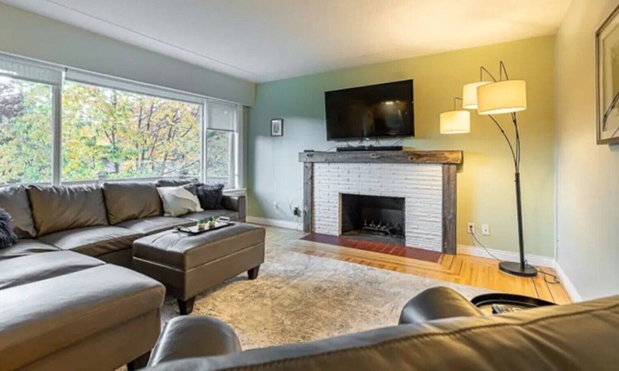 Prince George House | Gorgeous 2BR w/parking & Wifi! Huge Yard