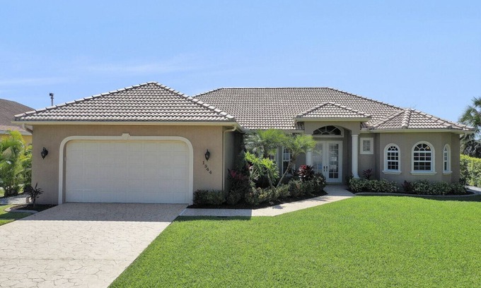 Caloosahatchee Villa | Ideal 3-Bed Canal Home with Pool & Gulf Access Awaits!