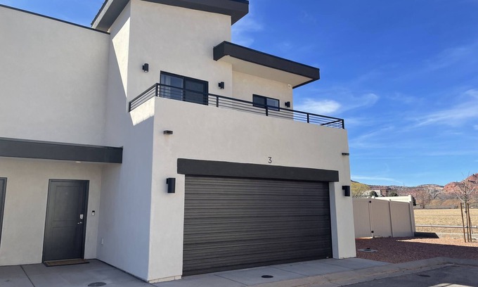 Kanab House | Discover a Stylish 3 Bedroom Townhouse with Hot Tub