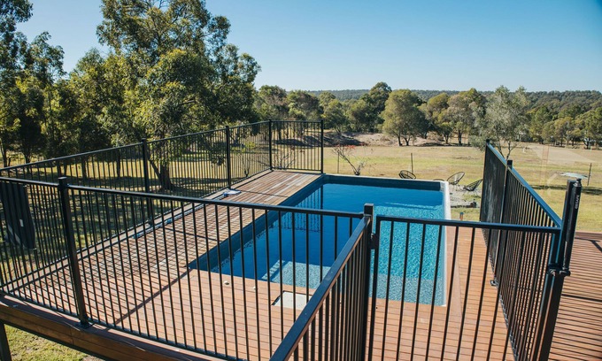 Blackbutt Cabin | Beautiful 3 Bedroom Cabin with Private Pool & Pet Friendly